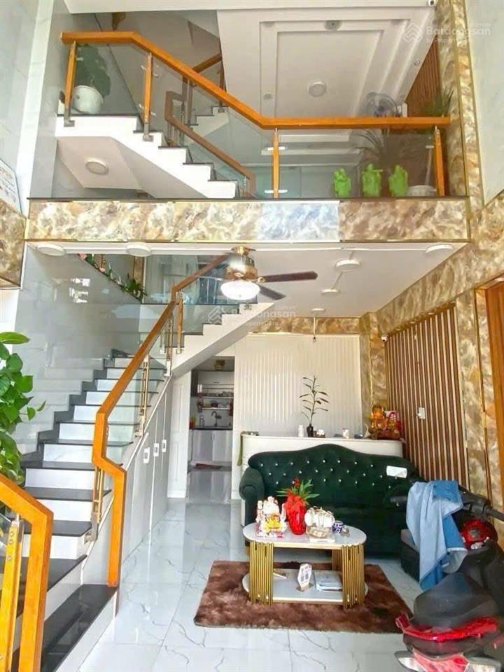 Đi nước ngoài bán gấp nhà đường nguyễn văn tăng dt 63m2 giá 2 tỷ 790 , sổ hồng , gần kcn cao q9