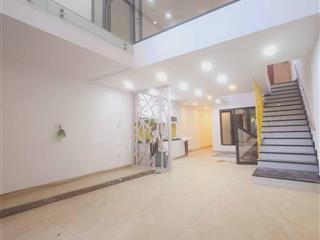 Cho thuê nhà 3 tầng có sân rộng đậu ô tô mặt tiền đường 5m5 gần khúc hạo. nhà có 5pn,6wc,pk,bếp