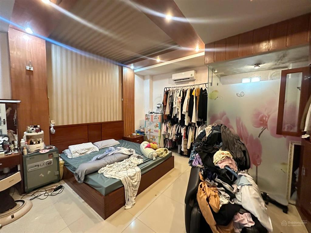Cần chuyển nhượng nhà hai tầng dt 100m2 ngang 5m. đường 7m5