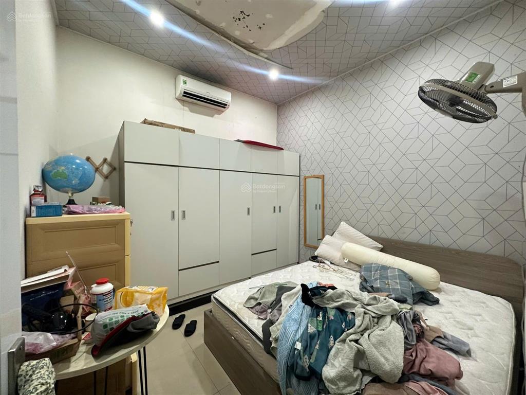 Cần chuyển nhượng nhà hai tầng dt 100m2 ngang 5m. đường 7m5