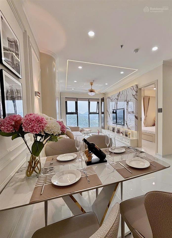 Căn 3210 tầng cao  căn rộng 75,24m2, dễ khai thác cho thuê, phong cách tân cổ điển, tông kem