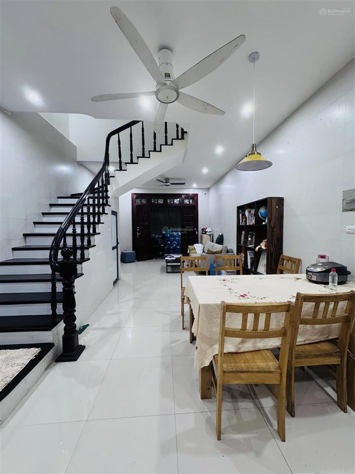Khu vip hoàng cầu  ko quy hoạch  ô tô đỗ cách 5m  nhà 2 mặt ngõ 55m x 5 tầng chỉ hơn 13 tỷ