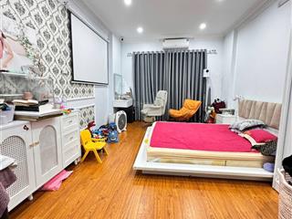 Nhà đẹp đống đa hơn 8 tỷ  33m x 5 tầng sổ vuông vắn gần trường chợ