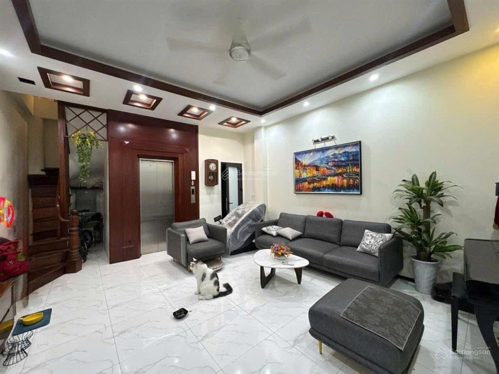 View vườn hoa  đống đa  44m x 6 tầng thang máy  hàng xóm đh công đoàn  ô tô đỗ cổng