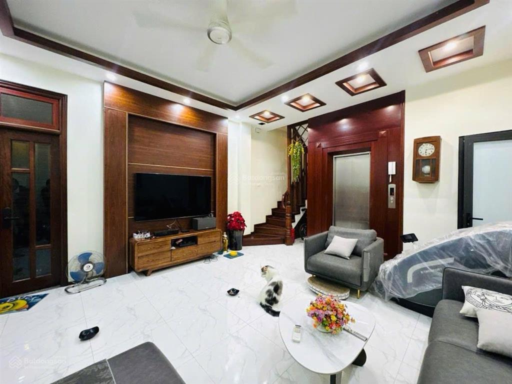 View vườn hoa  đống đa  44m x 6 tầng thang máy  hàng xóm đh công đoàn  ô tô đỗ cổng