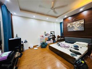 Ô tô đỗ cổng  đống đa  44m x 6 tầng thang máy  view vườn hoa