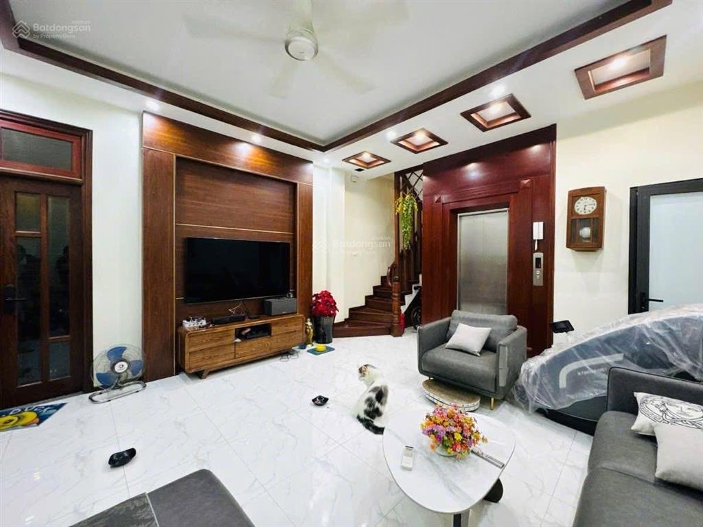 Ô tô đỗ cổng  đống đa  44m x 6 tầng thang máy  view vườn hoa