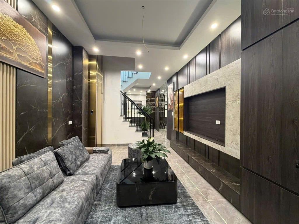 Hơn 13 tỷ đống đa  nhà 3 mặt thoáng  55m x 5 tầng thang máy  nhà mới ở luôn