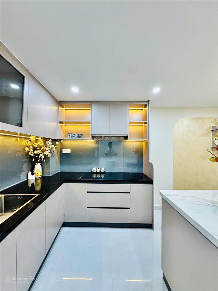 Siêu vị trí  5 tầng lầu  gần 6 trường đh lớn hutech  văn lang  fpt  công nghiệp 4  chỉ 7,9tỷ