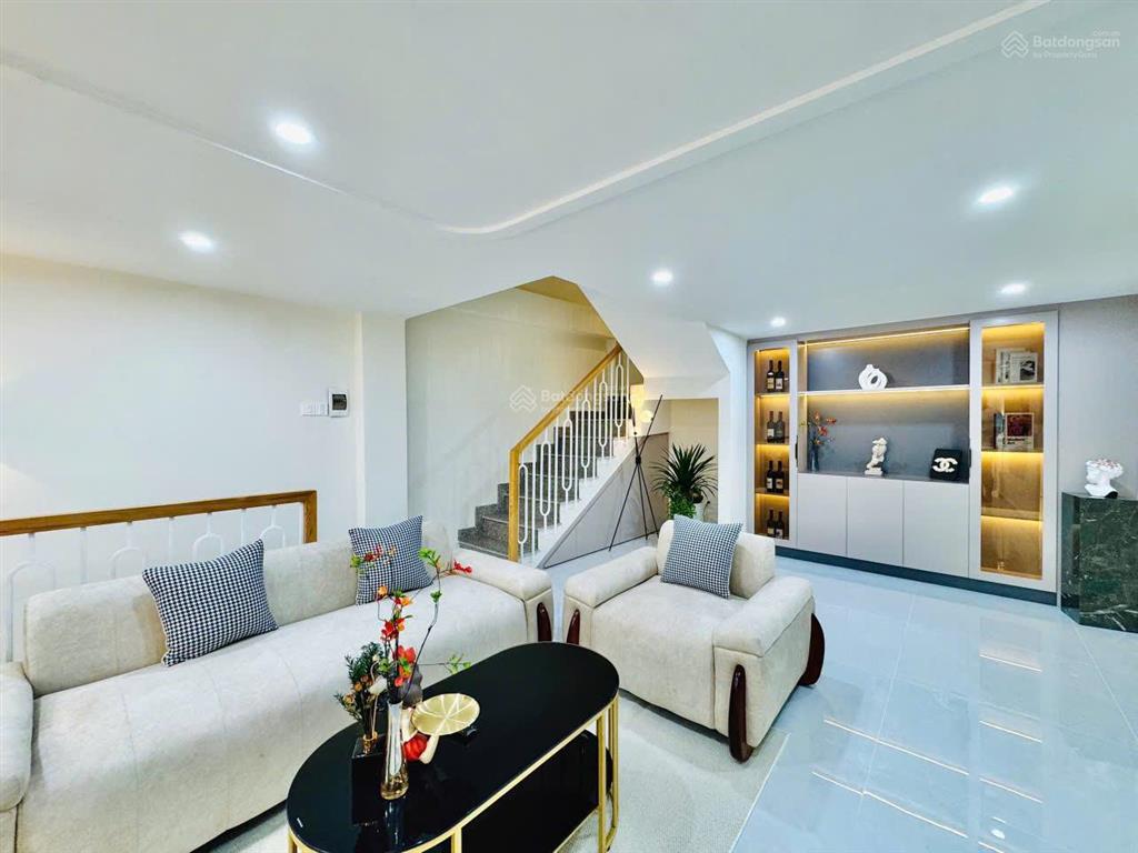 Siêu vị trí  5 tầng lầu  gần 6 trường đh lớn hutech  văn lang  fpt  công nghiệp 4  chỉ 7,9tỷ