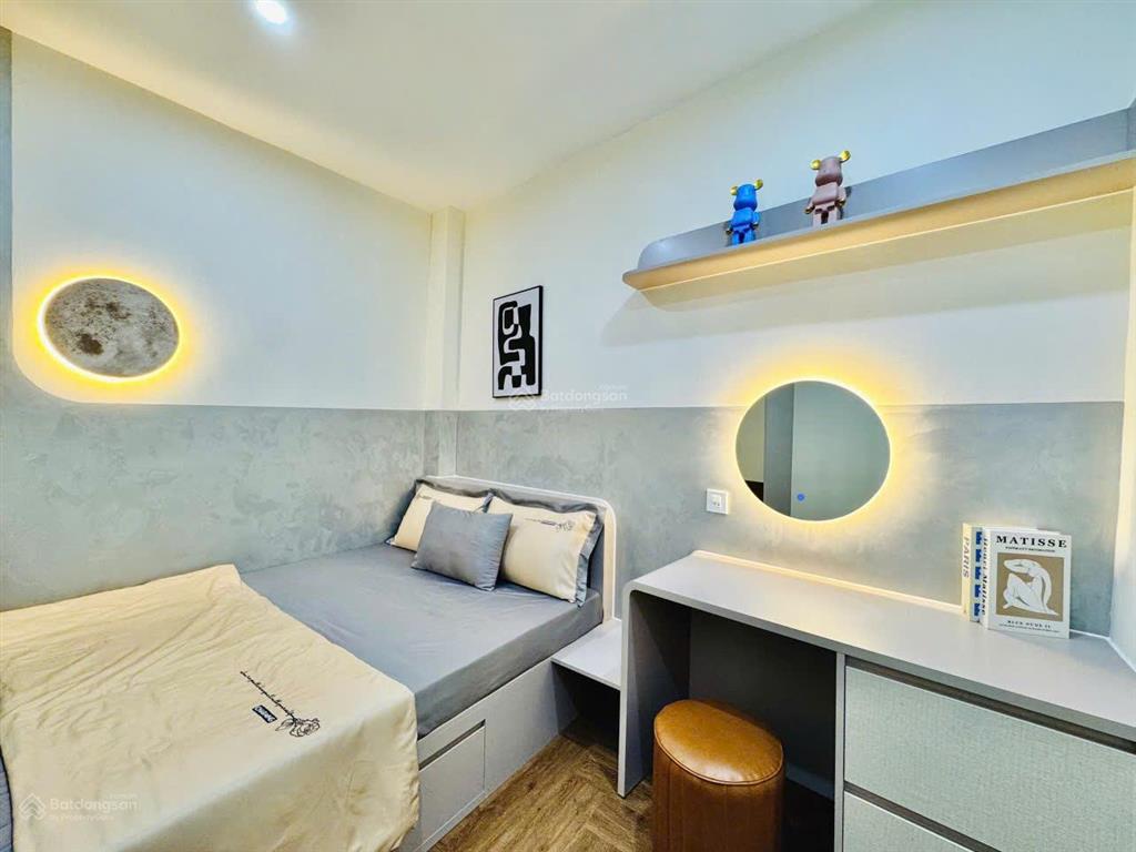 Siêu vị trí  5 tầng lầu  gần 6 trường đh lớn hutech  văn lang  fpt  công nghiệp 4  chỉ 7,9tỷ