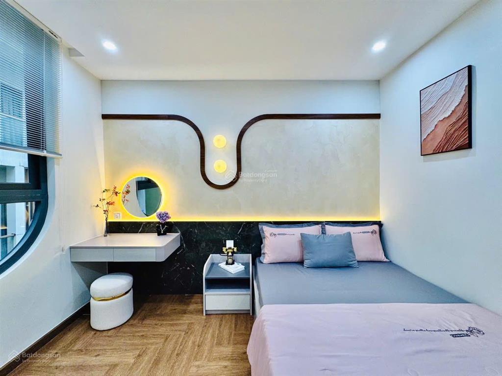 Siêu vị trí  5 tầng lầu  gần 6 trường đh lớn hutech  văn lang  fpt  công nghiệp 4  chỉ 7,9tỷ