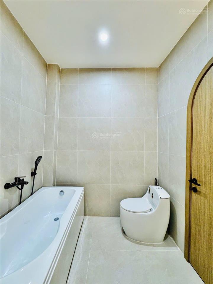 Siêu vị trí  5 tầng lầu  gần 6 trường đh lớn hutech  văn lang  fpt  công nghiệp 4  chỉ 7,9tỷ