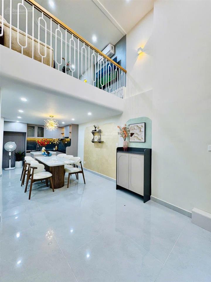 Siêu vị trí  5 tầng lầu  gần 6 trường đh lớn hutech  văn lang  fpt  công nghiệp 4  chỉ 7,9tỷ