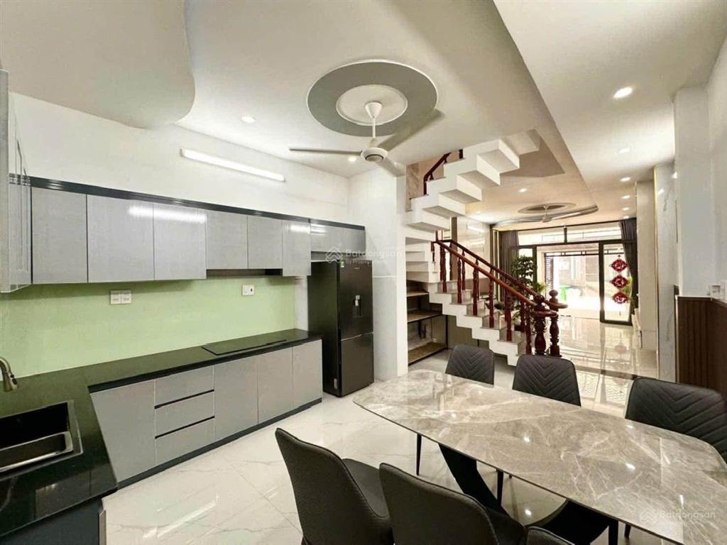Nhà ngộp bank ngày đ. phan đăng lưu, phú nhuận. 1 trệt 3 lầu  4pn 4wc, sổ riêng, hẻm xe hơi