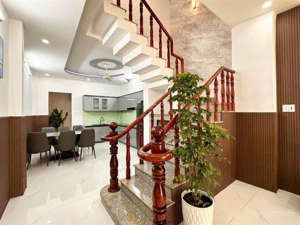 Nhà ngộp bank ngày đ. phan đăng lưu, phú nhuận. 1 trệt 3 lầu  4pn 4wc, sổ riêng, hẻm xe hơi