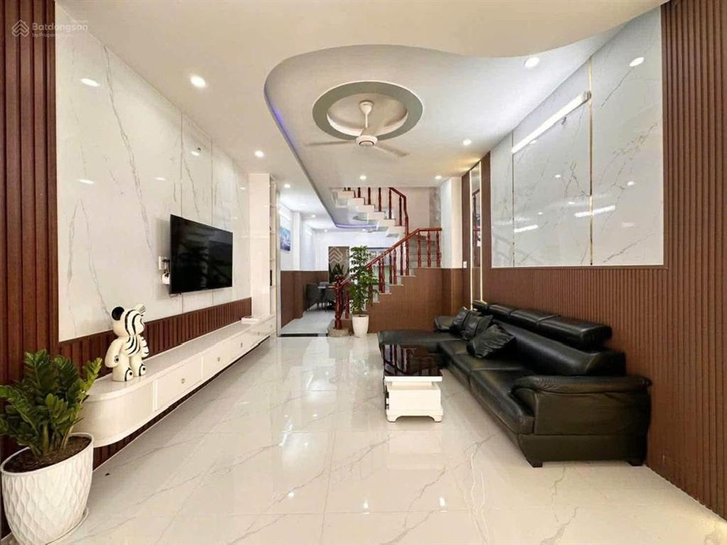 Nhà ngộp bank ngày đ. phan đăng lưu, phú nhuận. 1 trệt 3 lầu  4pn 4wc, sổ riêng, hẻm xe hơi