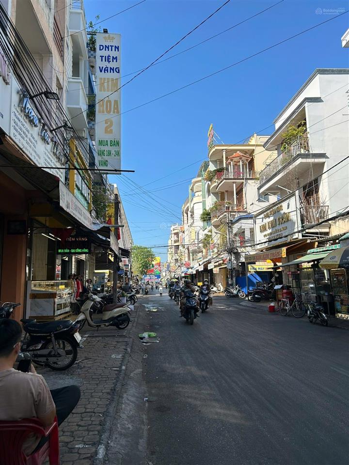 Bán nhà mặt tiền nguyễn huệ  sát chợ phan thiết