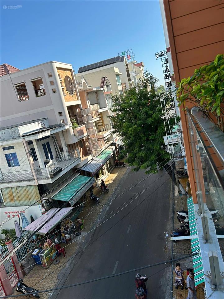 Bán nhà mặt tiền nguyễn huệ  sát chợ phan thiết