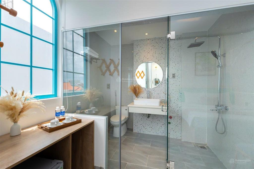 Bán khách sạn 6 tầng  2 mặt tiền phan huy ích