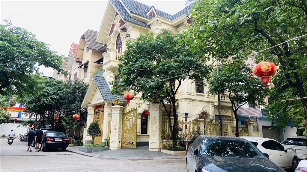 Biệt thự trích sài  3 ô tô tránh  lô góc 50m ra hồ  150m2 x 69.999 tỷ.