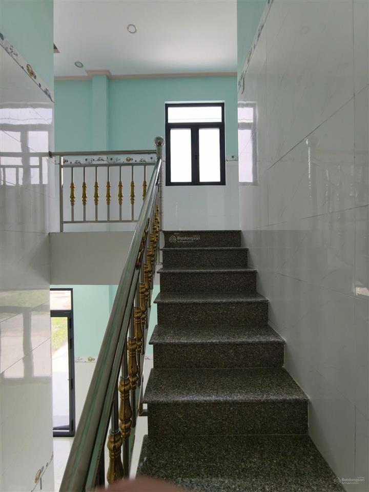 Cần bán nhà 1 trệt 1 lầu đường nhựa