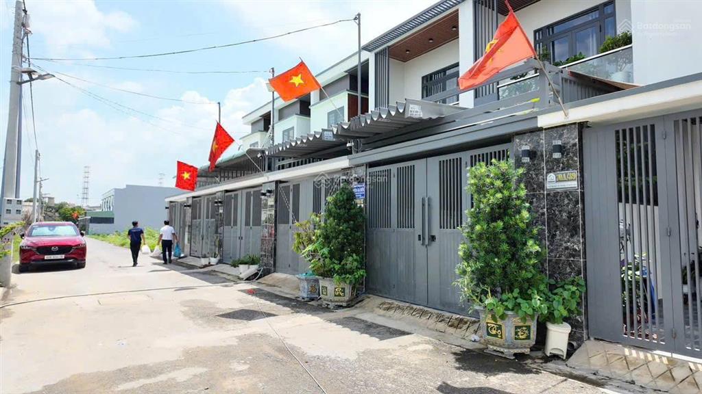 Nhà lầu hoàn công 88m2 đối diện sân golf long thành