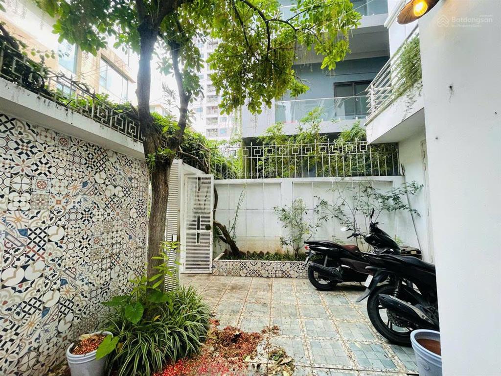 Biệt thự cạnh ciputra  hơn 200tr/m2  200m2  gía tốt nhất khu  cần bán gấp