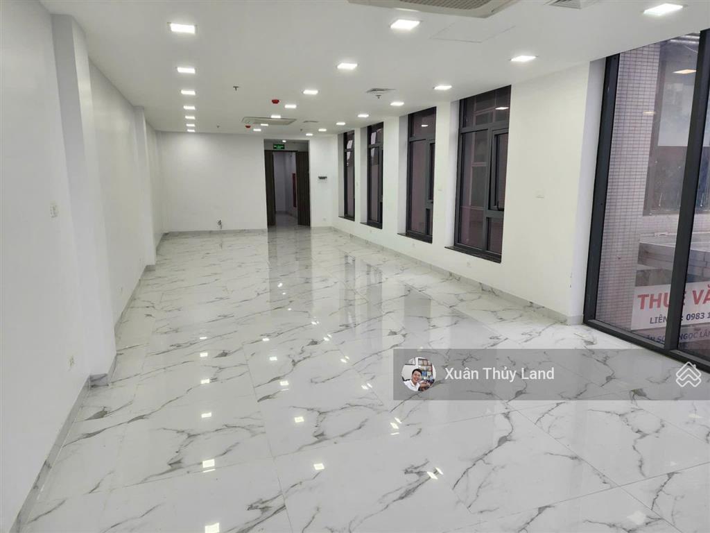 Cho thuê mặt văn phòng tầng 3 lô góc, mặt phố nguyễn sơn long biên