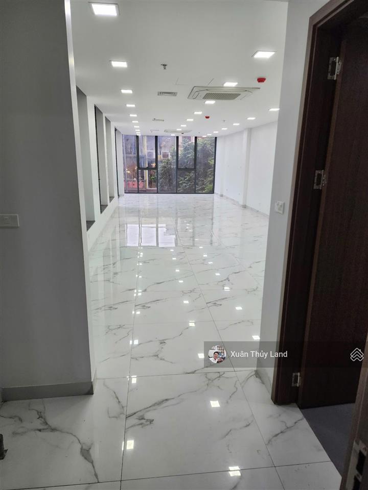 Cho thuê mặt văn phòng tầng 3 lô góc, mặt phố nguyễn sơn long biên