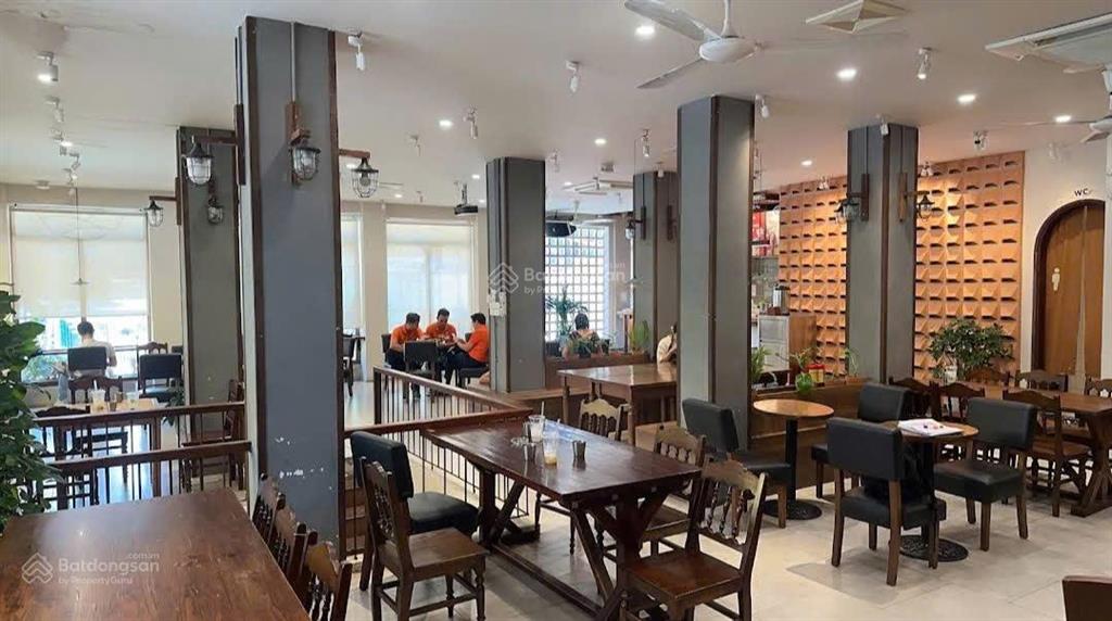 Cho thuê mặt tiền 15x20m ngã 4 nguyễn thị minh khai  pasteur quận 3  phù hợp f&b, showroom