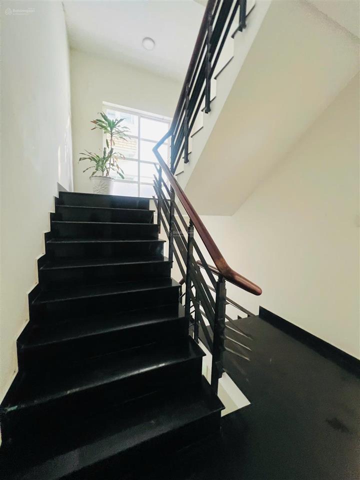 Tòa nhà mặt tiền hoa lan phú nhuận dt 10 x 20m giá 50 triệu