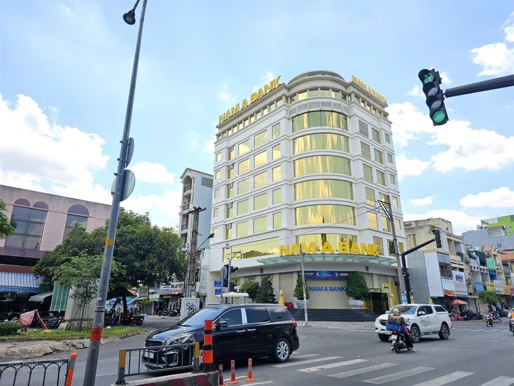 Góc ngã tư trần hưng đạo, ngang 18m, 600m², 4 tầng thang máy