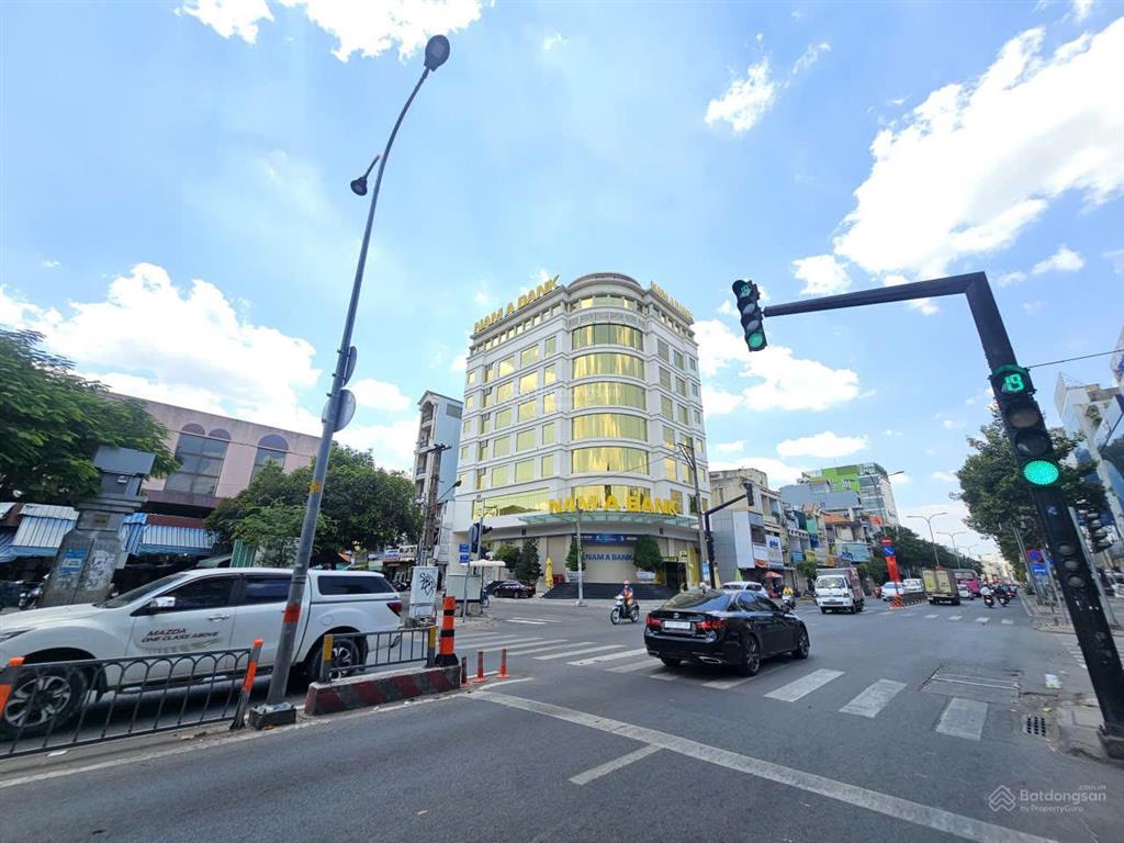 Góc ngã tư trần hưng đạo, ngang 18m, 600m², 4 tầng thang máy