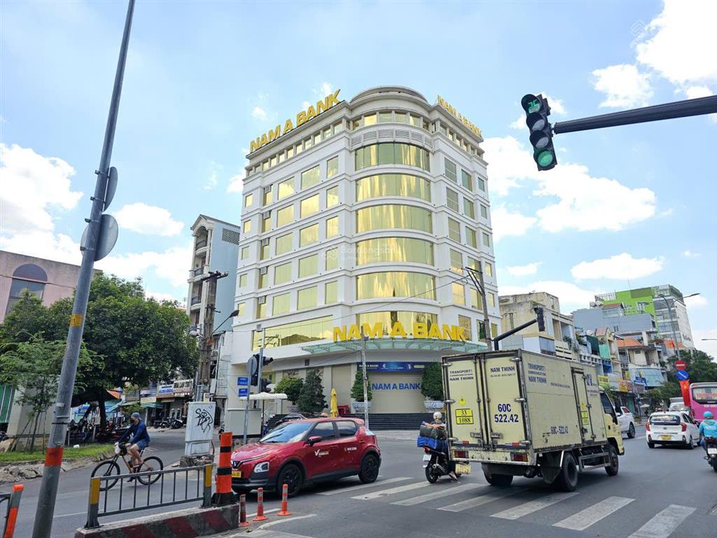 Góc ngã tư trần hưng đạo, ngang 18m, 600m², 4 tầng thang máy