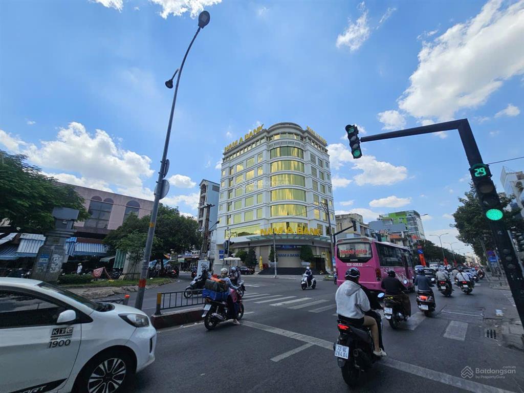 Góc ngã tư trần hưng đạo, ngang 18m, 600m², 4 tầng thang máy