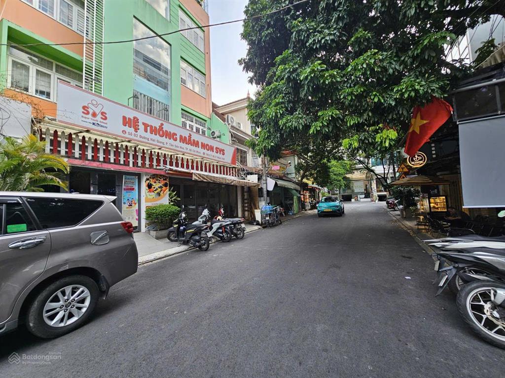Tòa nhà hát giang ngang 10m hầm 7 lầu 1200m2 siêu đẹp