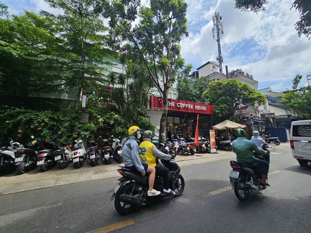 Mặt tiền xuân thủy ngang 15m 800m2 3 tầng có sân và nhà tiện nhà hàng spa