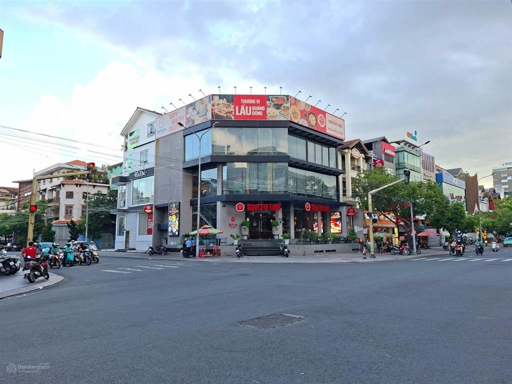 Góc 197 phan xích long ngang 20mx15 hầm 3 tầng 900m2 thang máy