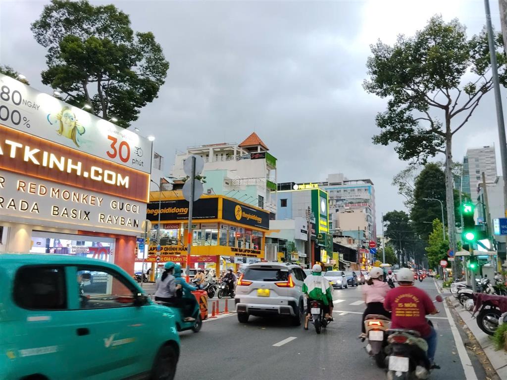 Mặt tiền nguyễn thị minh khai, phường bến thành, ngang 4.2m, 300m2, tiện f&b, showroom