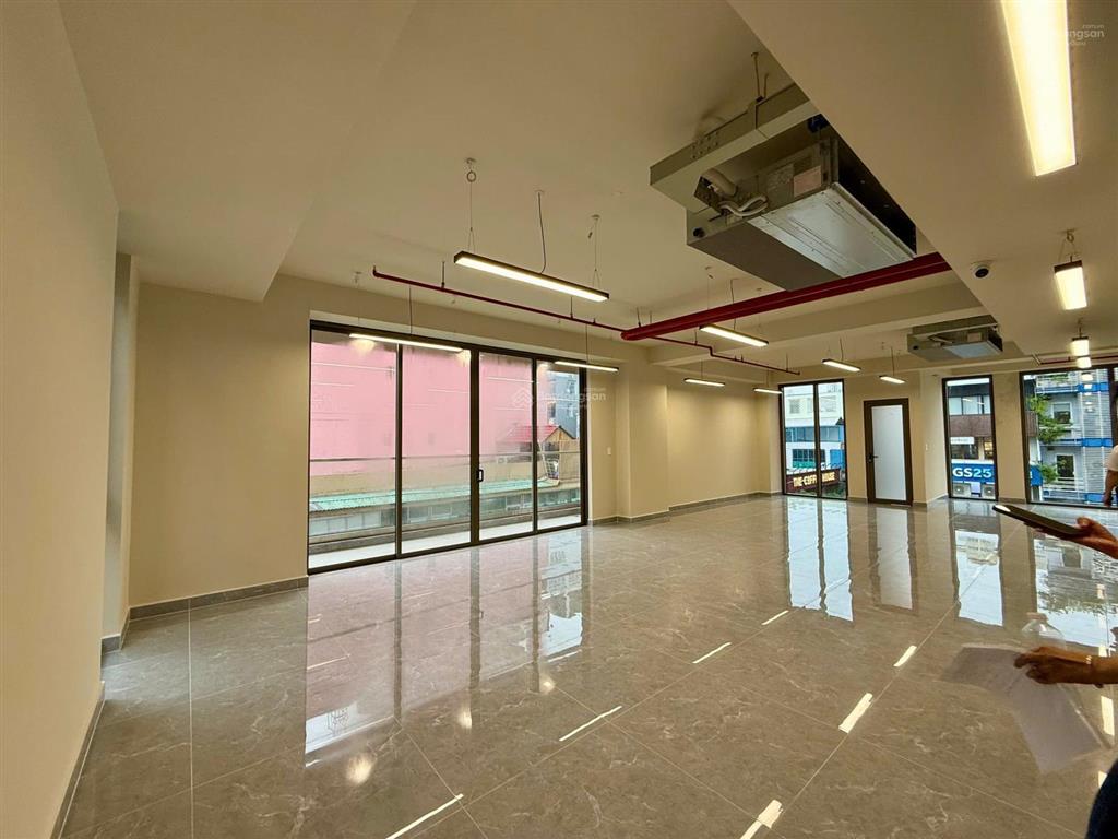 Tòa nhà mặt tiền hoành tráng ngang 10.5m  tạ hiện, tp thủ đức