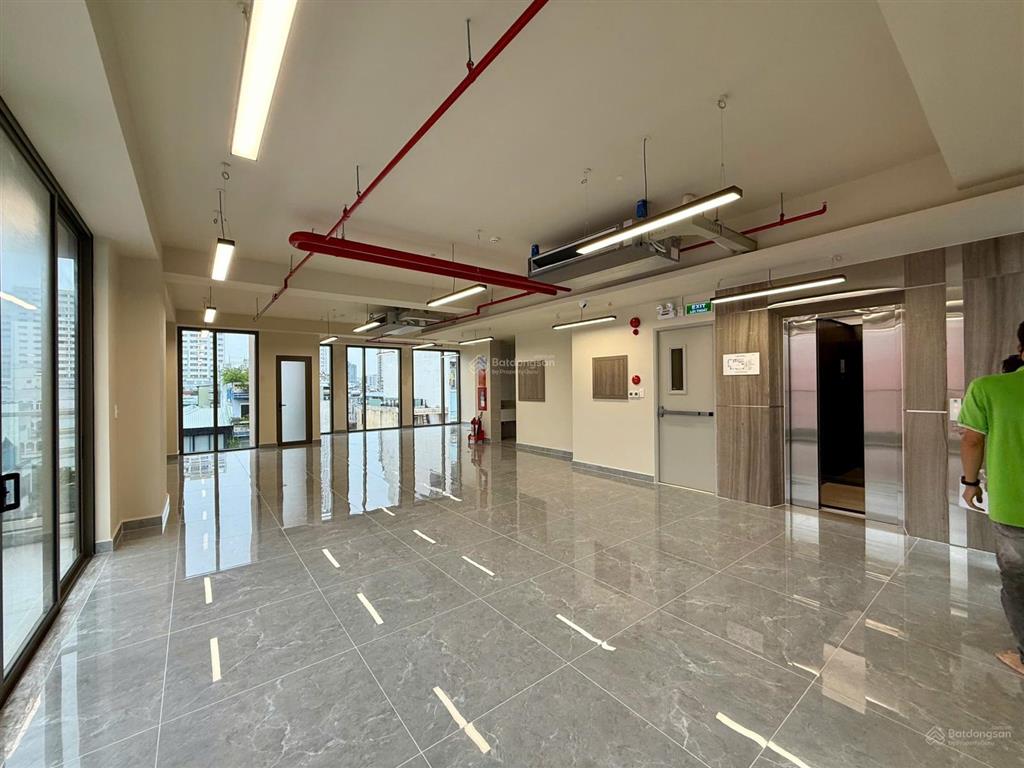 Tòa nhà mặt tiền hoành tráng ngang 10.5m  tạ hiện, tp thủ đức