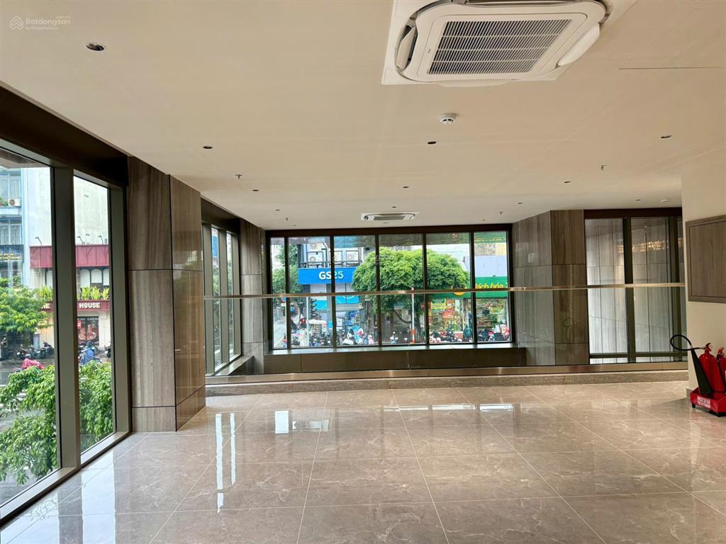 Tòa nhà mặt tiền hoành tráng ngang 10.5m  tạ hiện, tp thủ đức