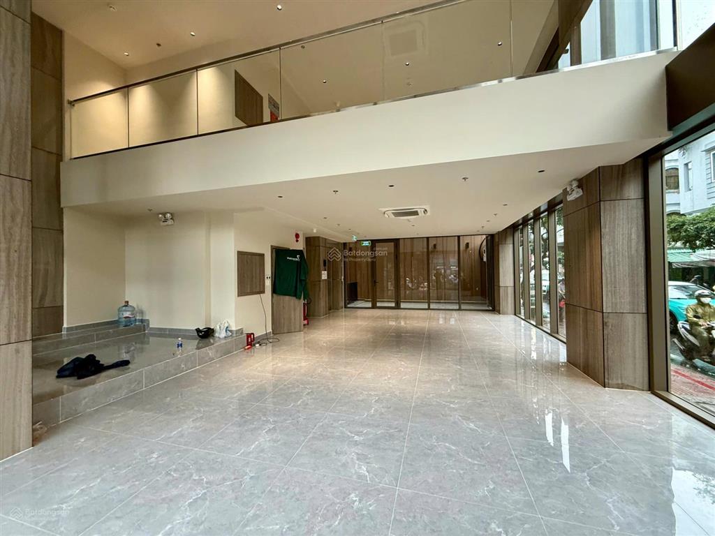 Tòa nhà mặt tiền hoành tráng ngang 10.5m  tạ hiện, tp thủ đức