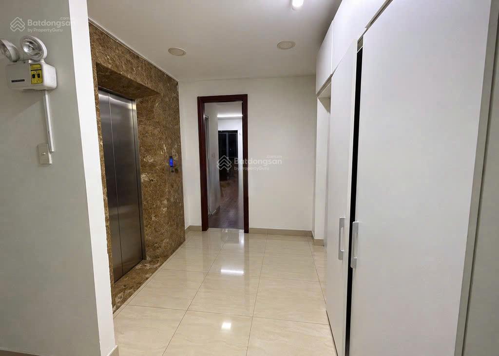 Góc 2 mặt tiền vị trí vàng đắc địa  đối diện nhà triển lãm tân bình