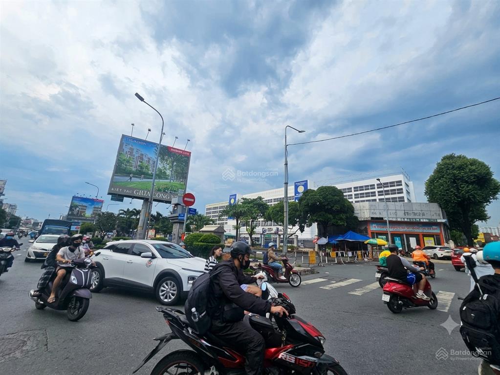 Góc 2 mặt tiền vị trí vàng đắc địa  đối diện nhà triển lãm tân bình