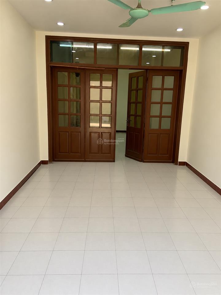 Nhà riêng mặt phố buôn bán lâu đời, do không còn nhu cầu buôn bán muốn cho thuê lại mặt bằng.
