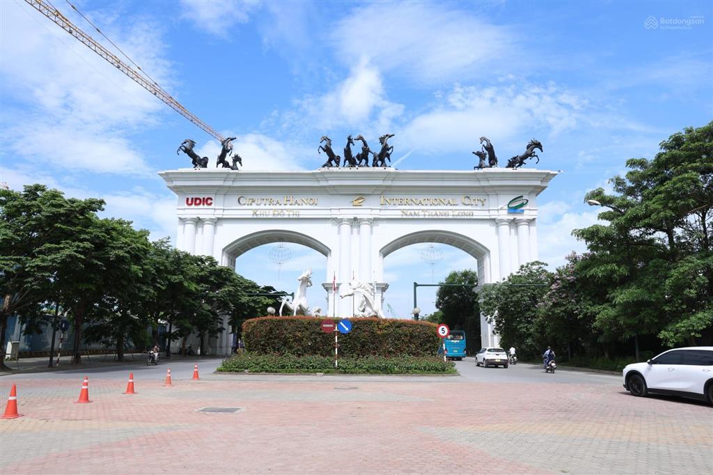 Siêu phẩm ciputra 230m2 hồ bơi  mặt đường đôi, cạnh công viên 65ha  sát nguyễn văn huyên