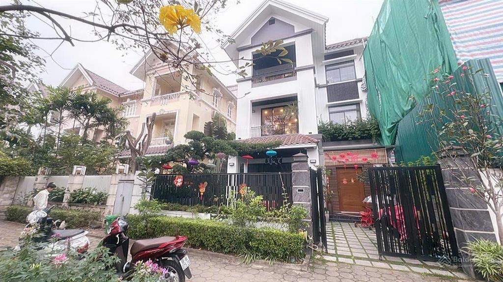 Siêu phẩm ciputra 230m2 hồ bơi  mặt đường đôi, cạnh công viên 65ha  sát nguyễn văn huyên