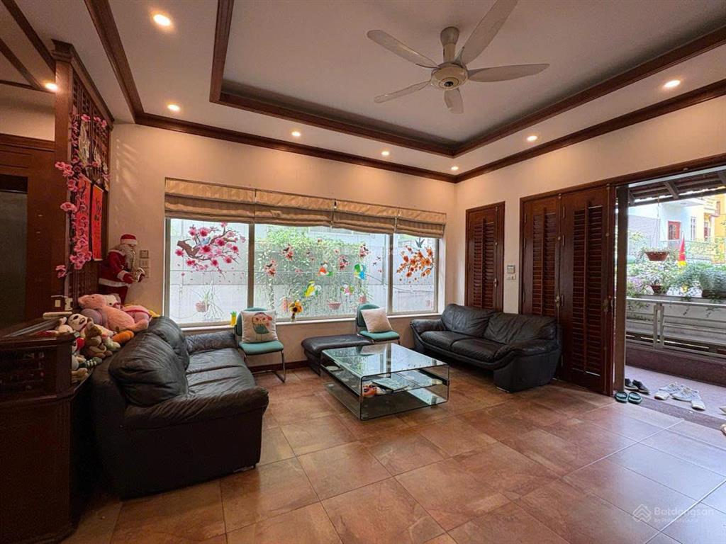 Giá tốt vườn đào, 210m2  vườn hoa, tầng hầm, gara, nội thất full  chủ cần bán gấp